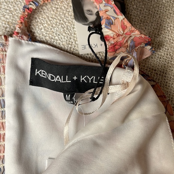 Gorgeous Kendal & Kylie Floral Print Sleeveless Elastic Back Crop Top Medium NWT - Picture 5 of 5